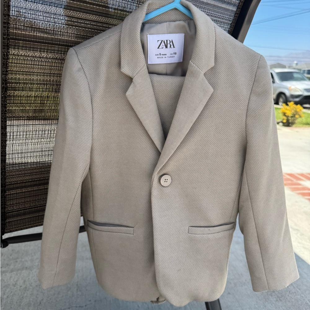 Zara Tan Sport Coat with Notched Lapels and Structured Shoulders